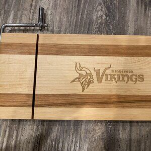 Minnesota Vikings Engraved Solid Wood Cheese Slicer Board – Maple & Cherry – 7.5